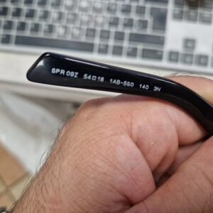 Prada Symbole PR 09Z Schwarz, Sonnenbrille mit Etui, rechteckiges Acetat-Gestell, dunkeLadegerätraue Gläser, ikonisches Triangellogo | Zustand: Sehr Gut