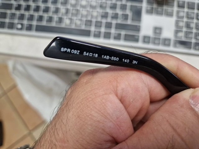 Prada Symbole PR 09Z Schwarz, Sonnenbrille mit Etui, rechteckiges Acetat-Gestell, dunkeLadegerätraue Gläser, ikonisches Triangellogo | Zustand: Sehr Gut