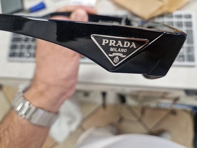 Prada Symbole PR 09Z Schwarz, Sonnenbrille mit Etui, rechteckiges Acetat-Gestell, dunkeLadegerätraue Gläser, ikonisches Triangellogo | Zustand: Sehr Gut – Bild 2