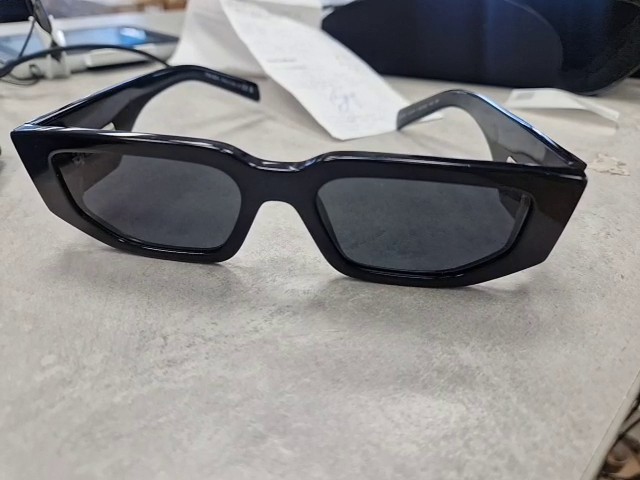Prada Symbole PR 09Z Schwarz, Sonnenbrille mit Etui, rechteckiges Acetat-Gestell, dunkeLadegerätraue Gläser, ikonisches Triangellogo | Zustand: Sehr Gut – Bild 3
