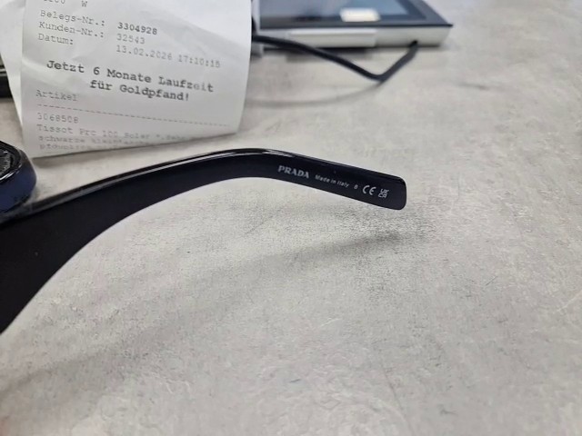 Prada Symbole PR 09Z Schwarz, Sonnenbrille mit Etui, rechteckiges Acetat-Gestell, dunkeLadegerätraue Gläser, ikonisches Triangellogo | Zustand: Sehr Gut – Bild 4