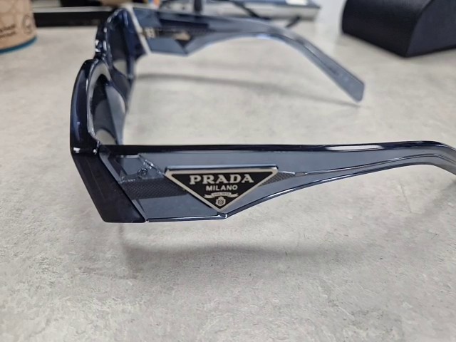 Prada SPR 09ZS Grau, Rechteckige Sonnenbrille für Herren aus Acetat mit Triangolo-Logo und Bügeln in Grau | Zustand: Sehr Gut – Bild 3