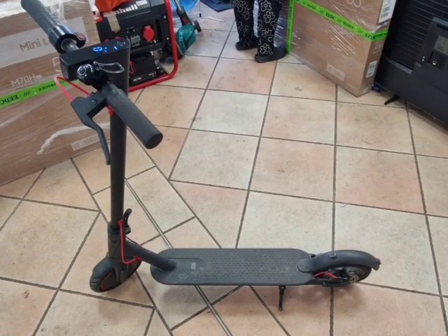 Xiaomi Mi Electric Scooter Pro, Schwarz, E-Scooter, 300W, bis 25 km | h, Reichweite bis 45 km, 8,5 Zoll Luftreifen, Klappbar