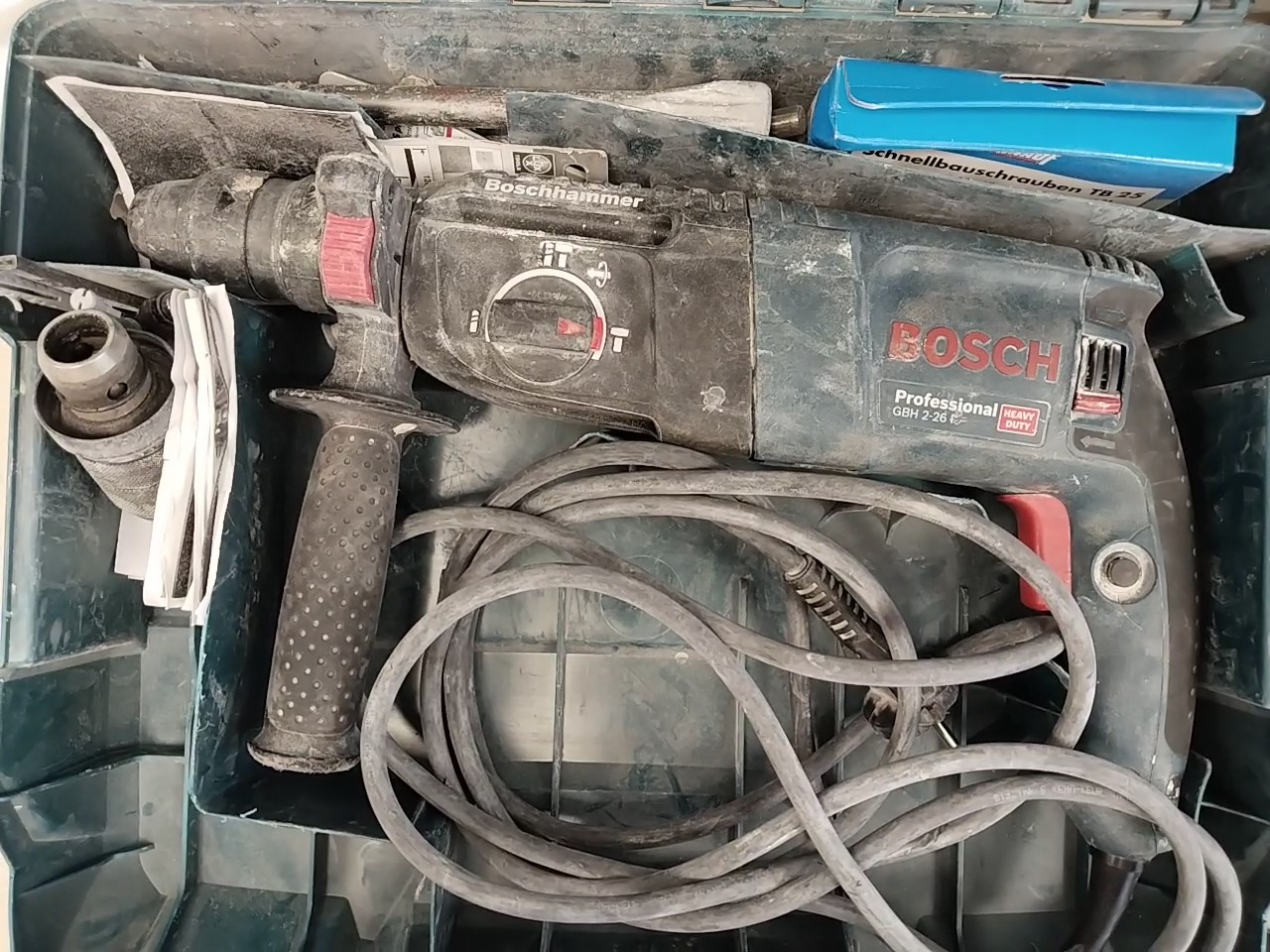 Bosch Professional GBH 2-26 F blau, KabeLadegerätebundener Bohr- und Meißelhammer mit 830 Watt, SDS-plus Aufnahme, Wechselfutter und Koffer | Zustand: Gut