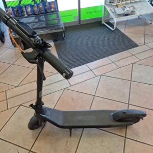 Segway Ninebot E2 Pro D, Elektrischer E-Scooter mit Straßenzulassung, integriertem Ladegerät und starkem Hinterradantrieb.