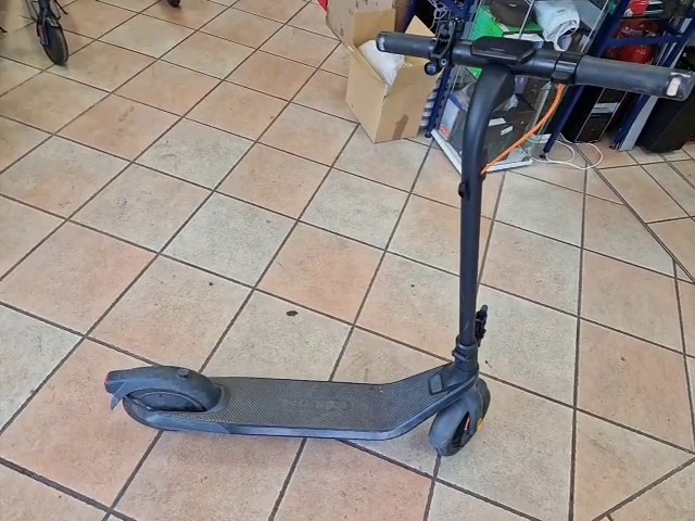 Segway Ninebot E2 Pro D, Elektrischer E-Scooter mit Straßenzulassung, integriertem Ladegerät und starkem Hinterradantrieb. – Bild 2
