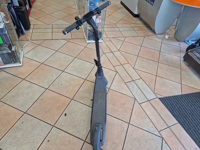 Segway Ninebot E2 Pro D, Elektrischer E-Scooter mit Straßenzulassung, integriertem Ladegerät und starkem Hinterradantrieb. – Bild 4