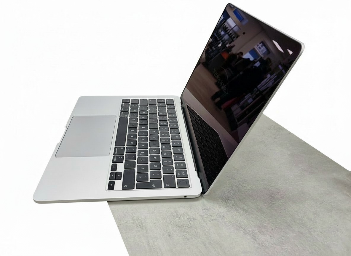 Apple MacBook Air 13" M3 2024 Silber, 8GB RAM, 256GB SSD, 129 Zyklen, Akku 96%, inkl. OVP | Zustand: Gut – Bild 4