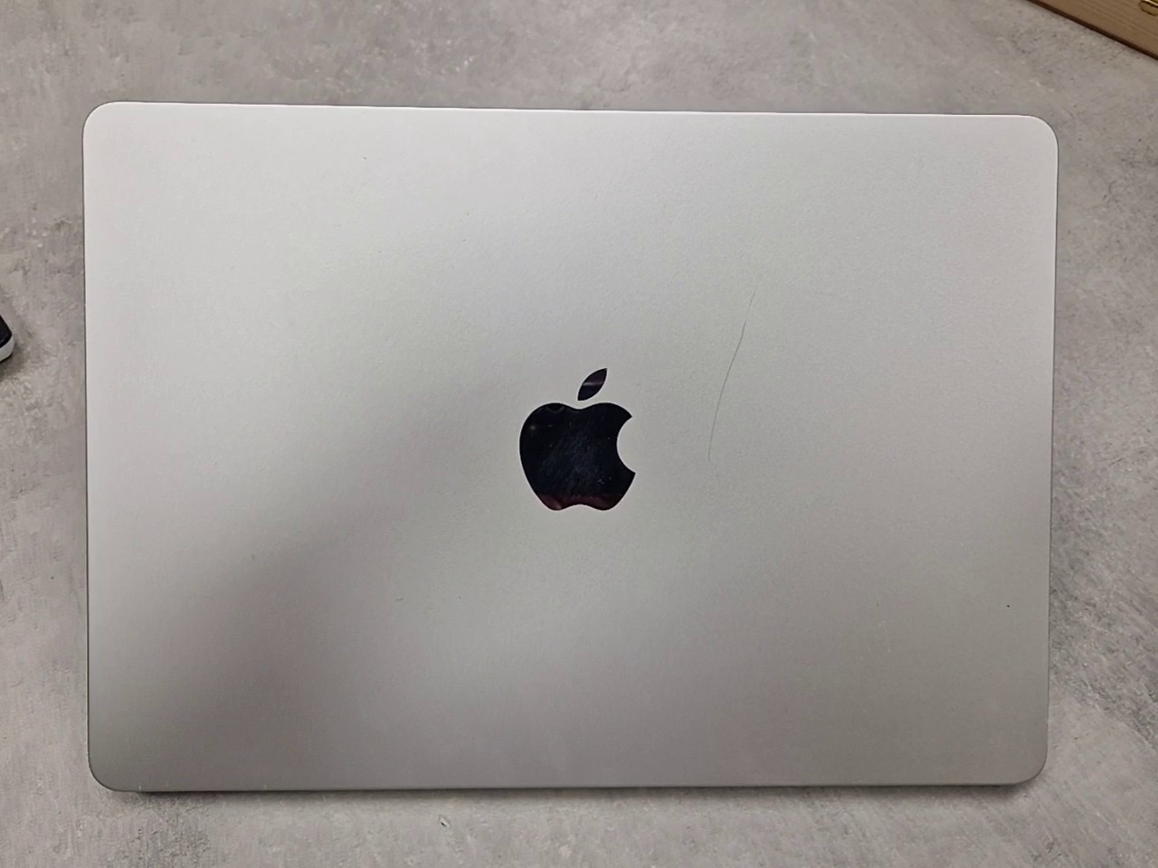 Apple MacBook Air 13" M3 2024 Silber, 8GB RAM, 256GB SSD, 129 Zyklen, Akku 96%, inkl. OVP | Zustand: Gut – Bild 5