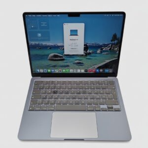 Apple MacBook Air (2022) Space Grau, 13,6 Zoll Liquid Retina Display, M2 Chip, 8 GB RAM, 256 GB SSD, Modell A2681, Akku 100% Kapazität, 69 Ladezyklen, kleine Kratzer und Flecke am Display | Zustand: In Ordnung
