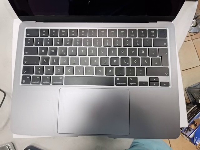 Apple MacBook Air 13" (M3, 2024) Space Grau, Apple M3 Chip, 8 GB RAM, 256 GB SSD, Akku 99%, Ladezyklen 64 OVP | Zustand: Sehr Gut – Bild 2