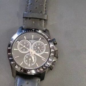 Tissot V8 Chronograph Schwarz 42 mm, Edelstahl PVD schwarz, Saphirglas, Quarz-Chronograph, 10 bar wasserdicht, Kratzer am Gehäuseboden | Zustand: Gebraucht