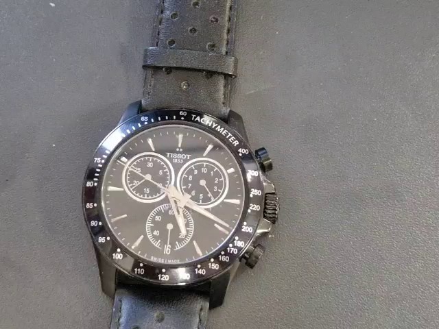 Tissot V8 Chronograph Schwarz 42 mm, Edelstahl PVD schwarz, Saphirglas, Quarz-Chronograph, 10 bar wasserdicht, Kratzer am Gehäuseboden | Zustand: Gebraucht