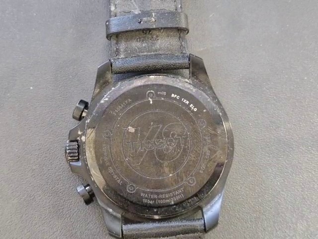 Tissot V8 Chronograph Schwarz 42 mm, Edelstahl PVD schwarz, Saphirglas, Quarz-Chronograph, 10 bar wasserdicht, Kratzer am Gehäuseboden | Zustand: Gebraucht – Bild 2
