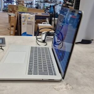 Microsoft Surface Laptop Studio 2021 Platin, Intel Core i7-11370H, 32 GB RAM, 2 TB SSD, NVIDIA GeForce RTX 3050 Ti, 14,4 Zoll Touch Display | Zustand: Sehr Gut