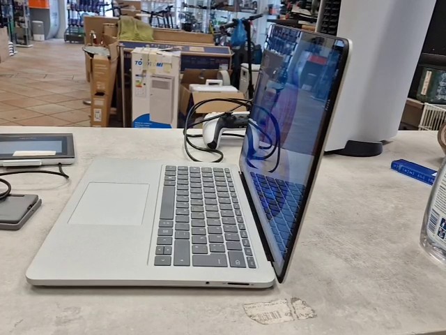 Microsoft Surface Laptop Studio 2021 Platin, Intel Core i7-11370H, 32 GB RAM, 2 TB SSD, NVIDIA GeForce RTX 3050 Ti, 14,4 Zoll Touch Display | Zustand: Sehr Gut