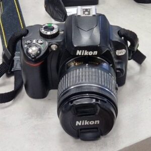 Nikon D60 2008 Schwarz, 10,2 Megapixel DSLR-Kamera mit AF-S DX NIKKOR 18-55mm Objektiv, 1x Akku ohne Ladegerät | Zustand: Gut