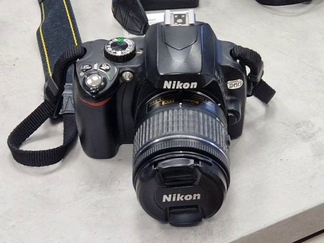 Nikon D60 2008 Schwarz, 10,2 Megapixel DSLR-Kamera mit AF-S DX NIKKOR 18-55mm Objektiv, 1x Akku ohne Ladegerät | Zustand: Gut