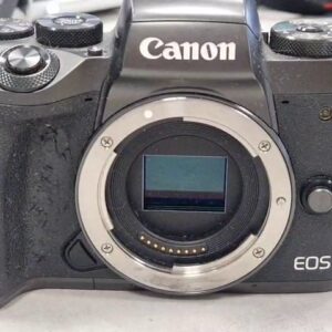 Canon EOS M5 2016 Schwarz, Spiegellose Systemkamera, 24,2 Megapixel, APS-C Sensor, abgenutzter Gummigriff, stark verschmutzt, Zubehör: Trageriemen, 2x Akkus, Ladestation | Zustand: In Ordnung