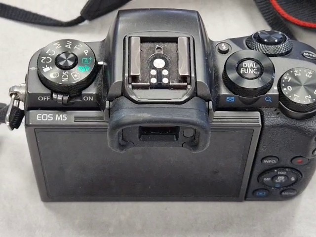Canon EOS M5 2016 Schwarz, Spiegellose Systemkamera, 24,2 Megapixel, APS-C Sensor, abgenutzter Gummigriff, stark verschmutzt, Zubehör: Trageriemen, 2x Akkus, Ladestation | Zustand: In Ordnung – Bild 2