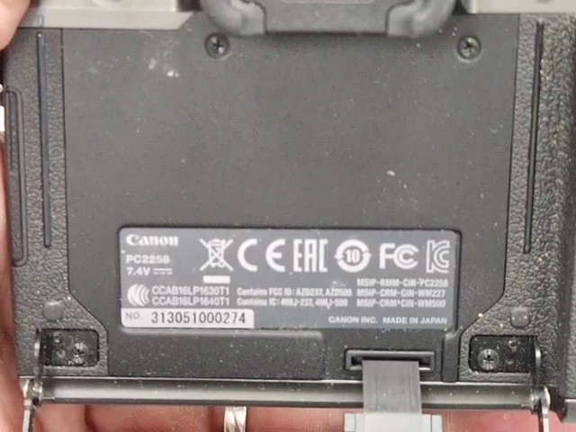 Canon EOS M5 2016 Schwarz, Spiegellose Systemkamera, 24,2 Megapixel, APS-C Sensor, abgenutzter Gummigriff, stark verschmutzt, Zubehör: Trageriemen, 2x Akkus, Ladestation | Zustand: In Ordnung – Bild 3
