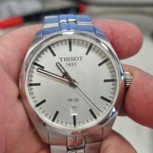 Tissot PR 100 Silber, Edelstahl, Saphirglas, Quarzwerk, 10 bar, Datumsanzeige, leichte Kratzer Gehäuse | Band, OVP | Zustand: Sehr Gut