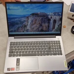 Lenovo IdeaPad Slim 3 2024 Grau, 15,6 Zoll FHD, AMD Ryzen 3 7320U, 8GB RAM, 477GB SSD, Windows 11 Home, MTM: 82XQ00CUGE | Zustand: Sehr Gut