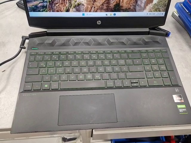 HP Pavilion Gaming 15-ec1xxx (2020) Schwarz, AMD Ryzen 5 4600H, 8 GB RAM, 512 GB SSD, NVIDIA GeForce GTX 1650, sichtbare Flecken | Abnutzung | Zustand: Sehr Gut – Bild 2