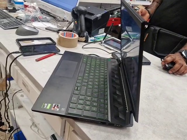 HP Pavilion Gaming 15-ec1xxx (2020) Schwarz, AMD Ryzen 5 4600H, 8 GB RAM, 512 GB SSD, NVIDIA GeForce GTX 1650, sichtbare Flecken | Abnutzung | Zustand: Sehr Gut – Bild 5