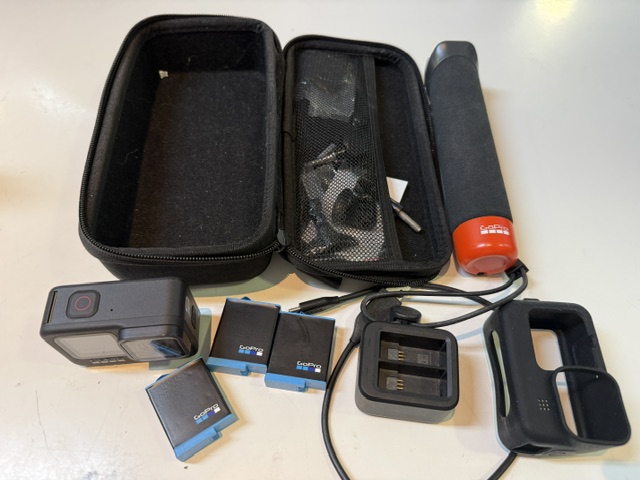 GoPro Hero 9 Black Schwarz, Actioncam mit Transportcase, Haltegriff und 3 Akkus | Zustand: Gut – Bild 2