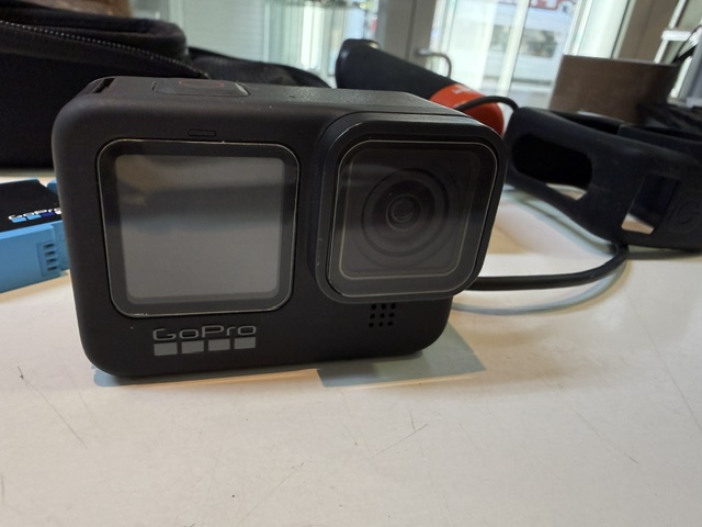 GoPro Hero 9 Black Schwarz, Actioncam mit Transportcase, Haltegriff und 3 Akkus | Zustand: Gut – Bild 3