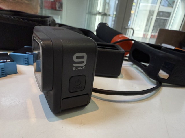GoPro Hero 9 Black Schwarz, Actioncam mit Transportcase, Haltegriff und 3 Akkus | Zustand: Gut – Bild 4