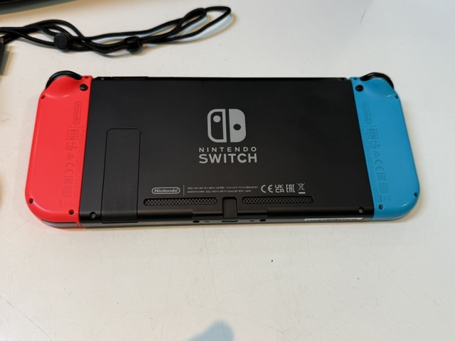 Nintendo Switch V2 Rot Blau 2019, Inklusive Docking-Station, Ladegerät und Mario Kart Schutztasche. | Zustand: Sehr Gut | Farbe: schwarz – Bild 3