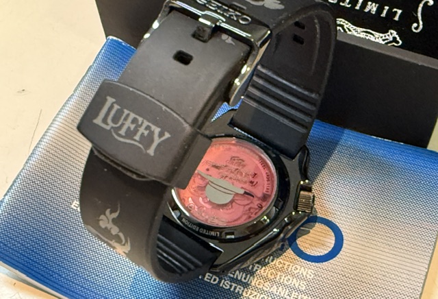 Seiko 5 Sports One Piece Luffy SRPH65K1, Limitierte Herrenuhr, Automatik, schwarz, Silikonarmband, inkl. Original-Box und Zertifikat . | Zustand: Sehr Gut – Bild 5