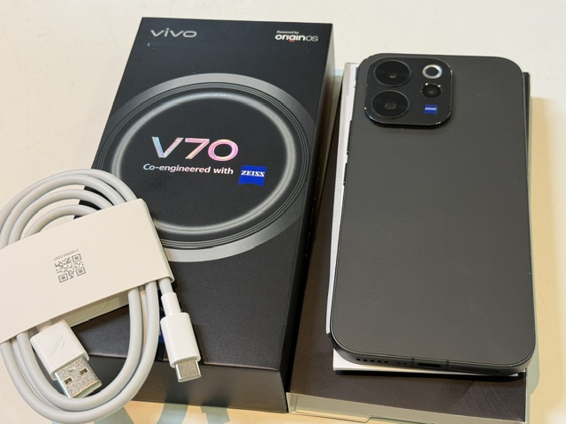Vivo V70 256GB, Kratzer am Rand (siehe Foto) | mit Verpackung | Ladekabel | SimLock: Frei | Zustand: Sehr Gut | Farbe: schwarz | Akku: Gut – Bild 2