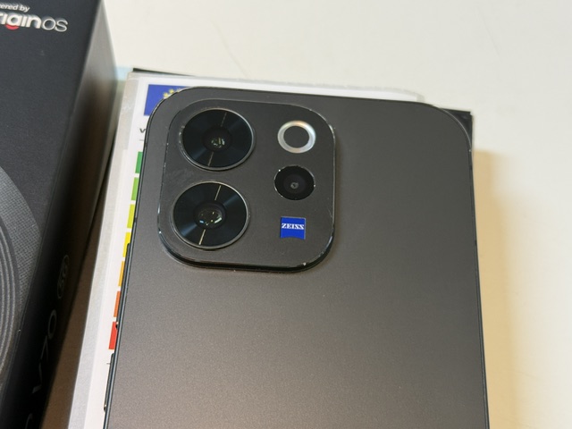 Vivo V70 256GB, Kratzer am Rand (siehe Foto) | mit Verpackung | Ladekabel | SimLock: Frei | Zustand: Sehr Gut | Farbe: schwarz | Akku: Gut – Bild 4