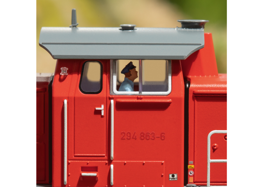 Märklin BR 294 2025 verkehrsrot, H0 Diesellokomotive der DB AG, Betriebsnummer 294 863-6, Epoche VI, mit mfx+ und Soundfunktionen | Zustand: Neu – Bild 2