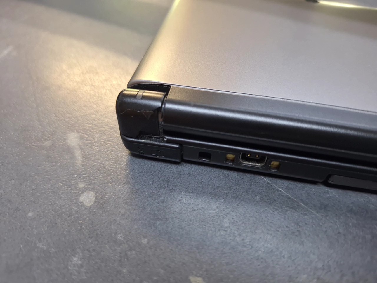Nintendo 3DS XL Schwarz Silber, Handheld-Konsole inkl. Ladekabel und dem Spiel New Super Mario Bros., Gehäuse an der rechten Ecke gebrochen. | Zustand: In Ordnung | Farbe: schwarz – Bild 4