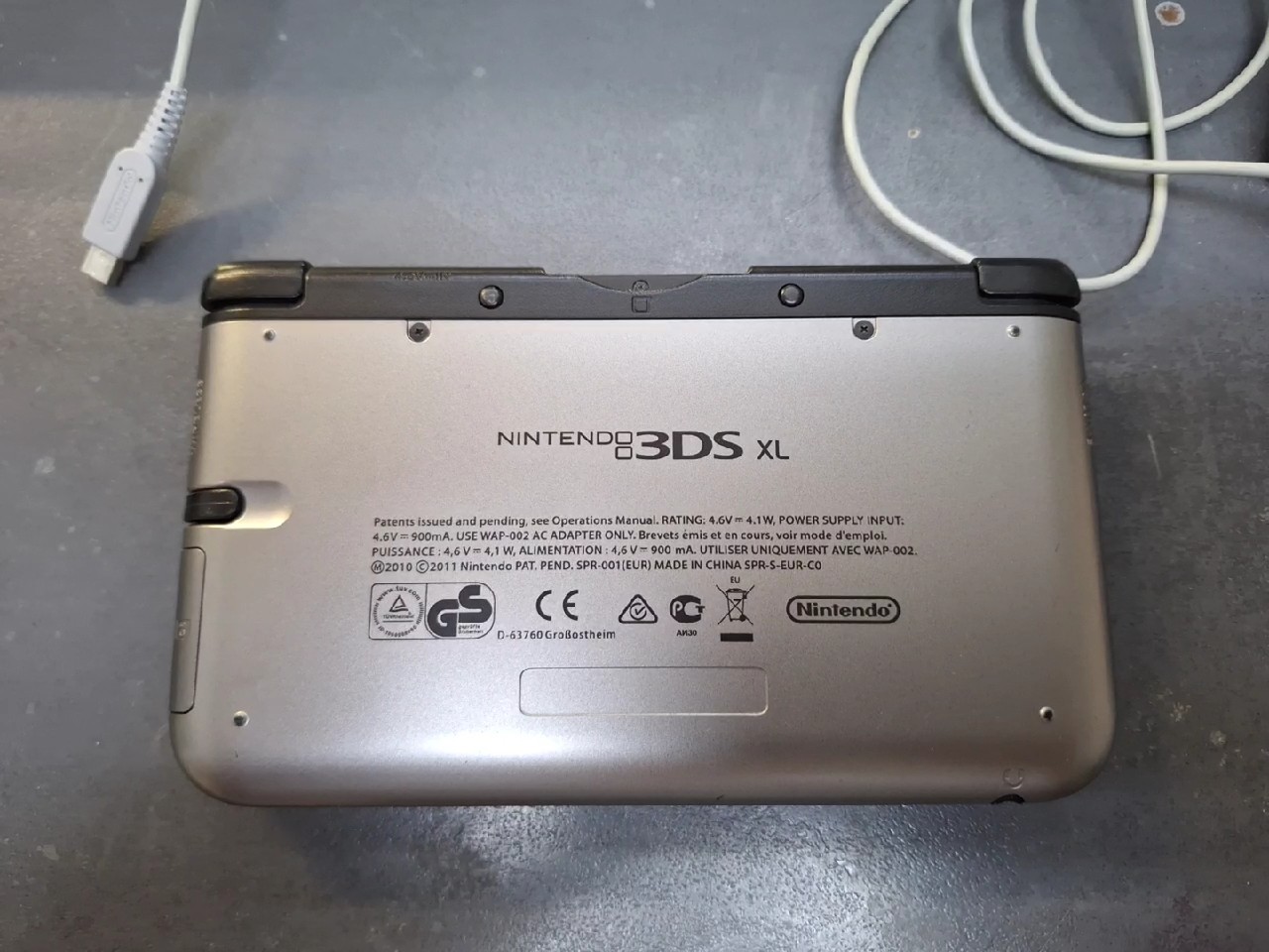 Nintendo 3DS XL Schwarz Silber, Handheld-Konsole inkl. Ladekabel und dem Spiel New Super Mario Bros., Gehäuse an der rechten Ecke gebrochen. | Zustand: In Ordnung | Farbe: schwarz – Bild 5