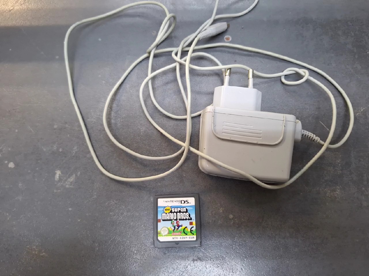 Nintendo 3DS XL Schwarz Silber, Handheld-Konsole inkl. Ladekabel und dem Spiel New Super Mario Bros., Gehäuse an der rechten Ecke gebrochen. | Zustand: In Ordnung | Farbe: schwarz – Bild 6