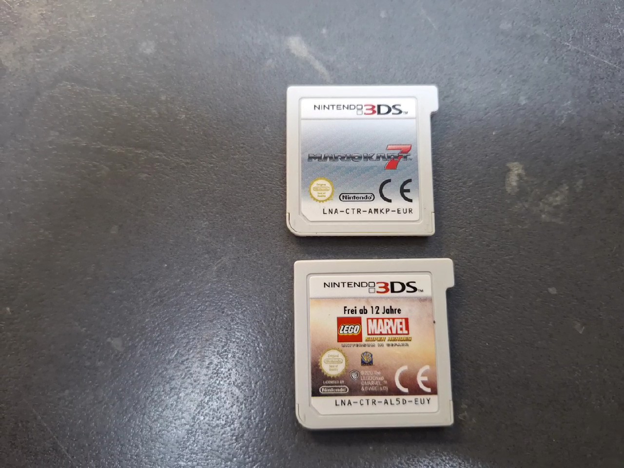Nintendo 3DS Spiele-Set 10 Stk., 10 originale Nintendo 3DS Spielmodule inklusive Tomodachi Life, Pokémon Moon und Mario Kart 7. | Zustand: Sehr Gut | Farbe: grau – Bild 4