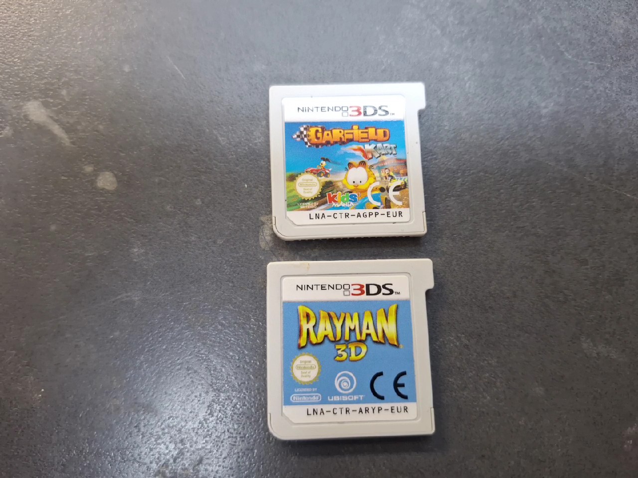 Nintendo 3DS Spiele-Set 10 Stk., 10 originale Nintendo 3DS Spielmodule inklusive Tomodachi Life, Pokémon Moon und Mario Kart 7. | Zustand: Sehr Gut | Farbe: grau – Bild 5