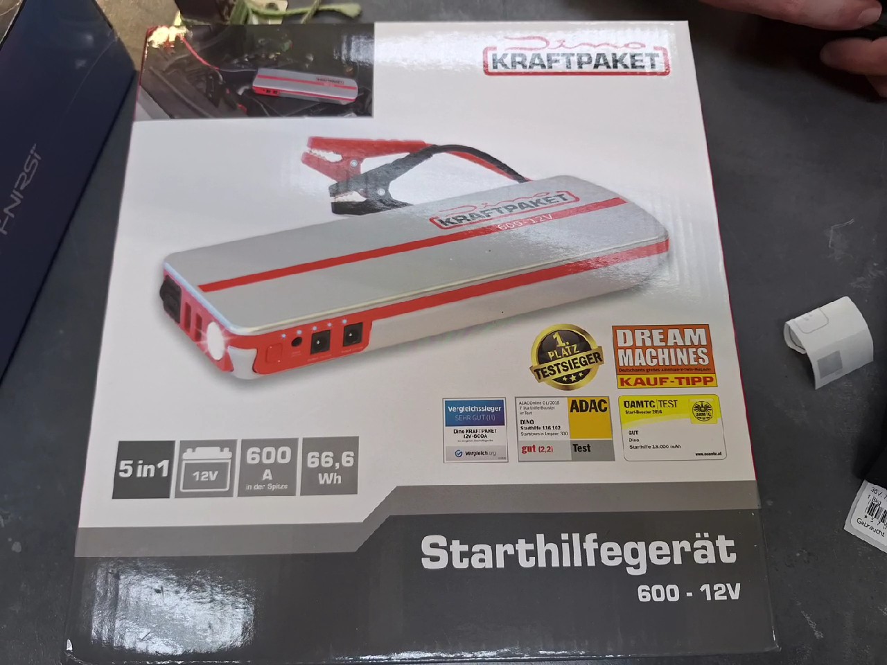 Dino Kraftpaket 600-12V Silber Rot, 12V Starthilfegerät, 600A Spitzenstrom, 18000mAh Powerbank, Inkl. Starthilfekabel | Zustand: Neu – Bild 3