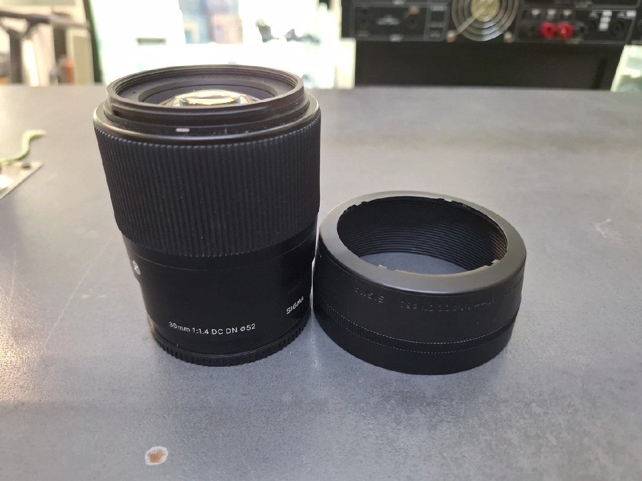 Sigma 30mm f/1.4 DC DN Contemporary Schwarz, Lichtstarkes Standard-Objektiv für Sony spiegellose Systemkameras mit APS-C-Sensor und Filtergröße 52mm | Zustand: Sehr Gut – Bild 2