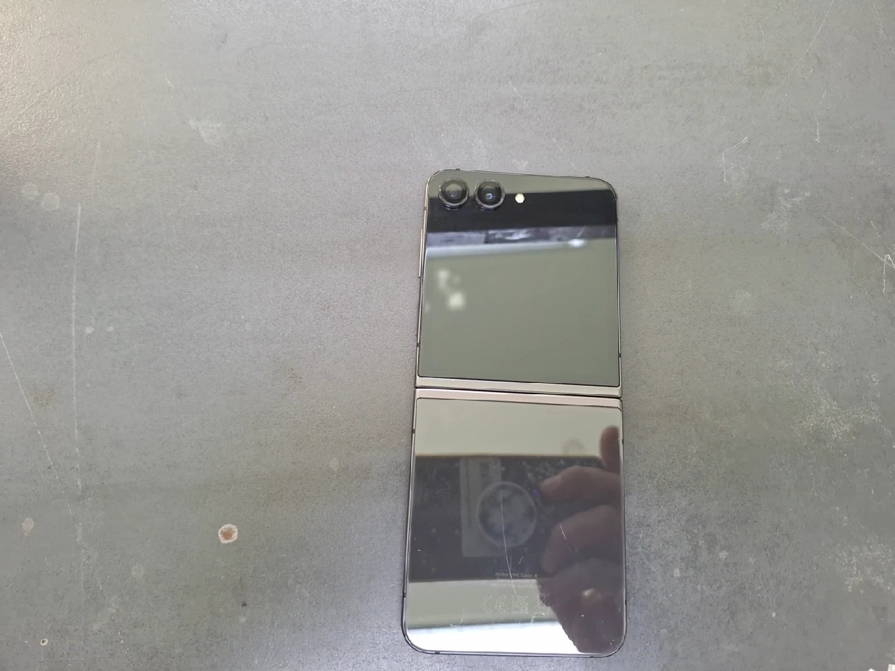 Samsung Galaxy Z Flip 5 512GB, Display hat flack, ohne Garantie | SimLock: Frei | Zustand: In Ordnung | Farbe: schwarz | Akku: – Bild 4