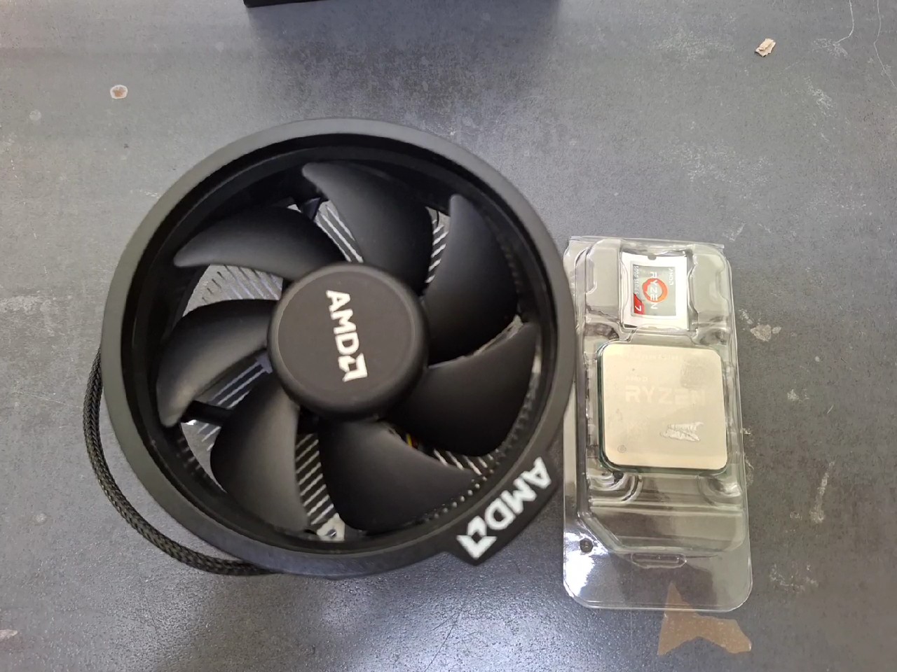 AMD Ryzen 7 5700X, 8 Kerne, 16 Threads, 3,4-4,6 GHz, Sockel AM4, inklusive AMD Wraith Kühler | Zustand: Sehr Gut