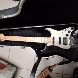 Fender American Deluxe Stratocaster HSS, USA-Modell, am dlx strat hss mn mtb, model no  0101502764,  inklusive Koffer, Farbe: Schwarz ohne tremolohebel | Zustand: Gut