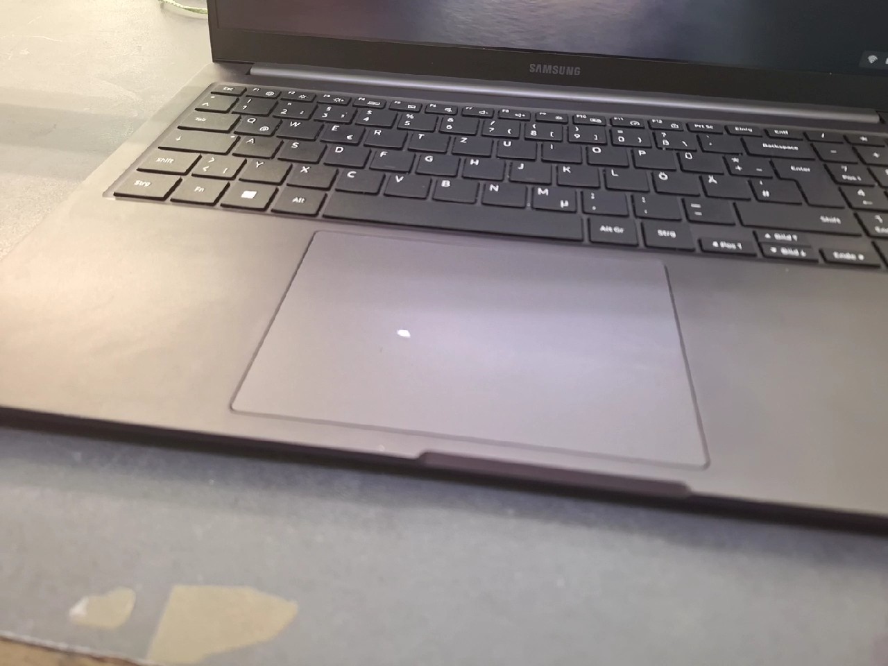 Samsung Galaxy Book3 2023 Graphit, 15,6 Zoll, Intel Core i5-1335U, 16 GB RAM, 512 GB SSD, Windows 11, leichte weiße Pixelfehler(sieh Foto) | Zustand: Gut – Bild 4