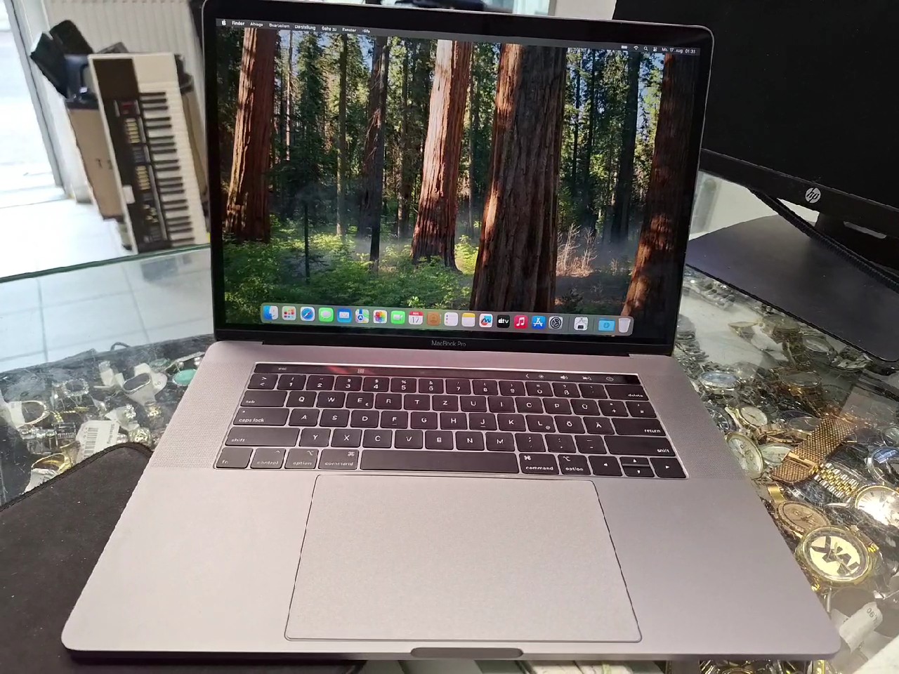 Apple MacBook Pro 15" 2018 Touch Bar, Intel Core i7, 16 GB RAM, 512 GB SSD, 58 Zyklen, AkKuzustand gut | Zustand: Sehr Gut – Bild 2