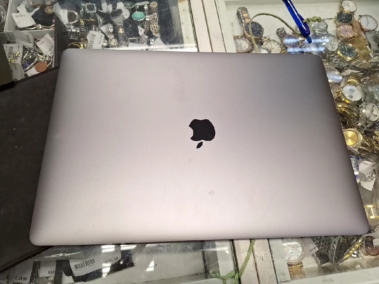 Apple MacBook Pro 15" 2018 Touch Bar, Intel Core i7, 16 GB RAM, 512 GB SSD, 58 Zyklen, AkKuzustand gut | Zustand: Sehr Gut – Bild 3